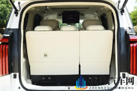 中大型MPV再添“狠角色”,标配四驱+128线激光雷达,2858万起-1