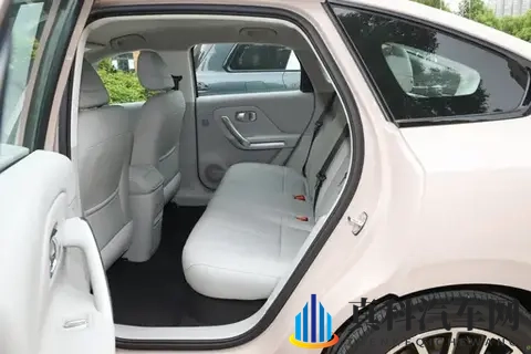 10万级纯电家轿的均衡标杆，它的“实在”，体现在每个细节-1