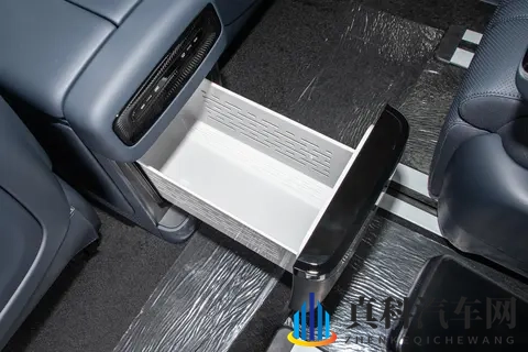 26款岚图梦想家试驾:家庭7座MPV的实用之选-1