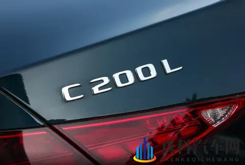 入门车型竟然最值得选？奔驰C级彰显豪华品质，标配15T发动机-1