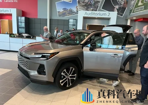 新一代RAV4实车亮相!机甲外观酷似霸道,三种动力可选,还配四驱-1