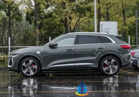 4米8车身+华为乾崑！新奥迪Q5L实拍，272马力太香了-2