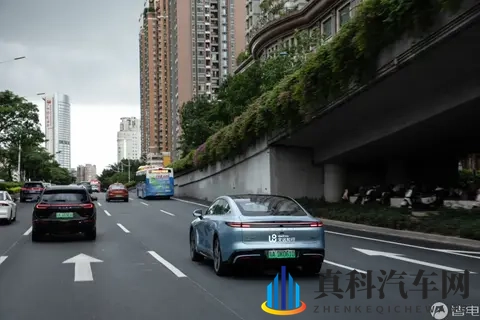 色多多app成人版 入口451：智能驾驶革新，未来出行更安全便捷-1