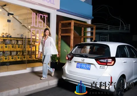 wwwxx黄色:鎏金橙破局,家用车市场掀起色彩革命-1