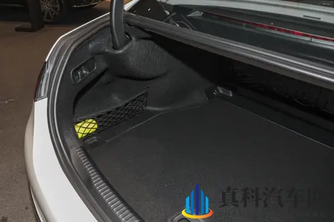 奔驰 C 级 2025 款实测：豪华感拉满，但这些短板得认清-2