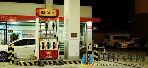 阿娇打开双腿被亲GIF：阿娇大方展示性感瞬间，热吻动图曝光-2