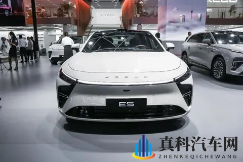 2025款星纪元ES 增程纯电可选，轴距3米，综合续航1645km-3