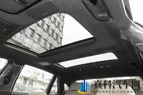 老头正添奶狂吃做乳:年迈老人狂饮奶汁,尽情品尝美味佳肴-1