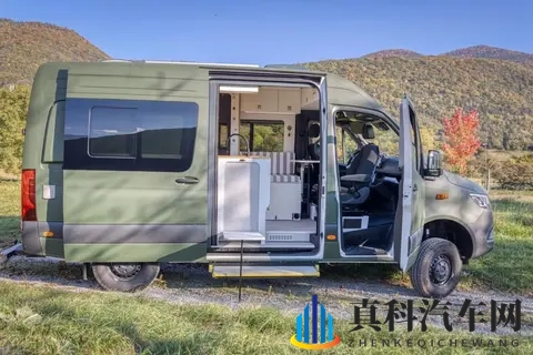 定制车型:可供两人乘坐的奔驰Sprinter 4x4,配备电磁炉和马桶-1