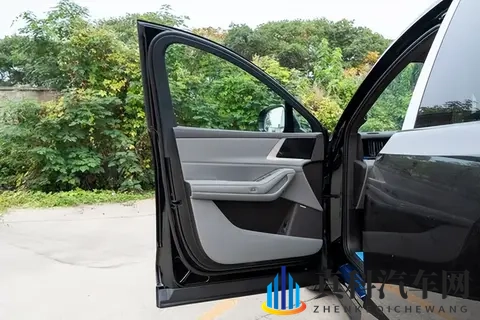 6座+防晕车,这台插混SUV真的是为家庭量身打造的吗?-3