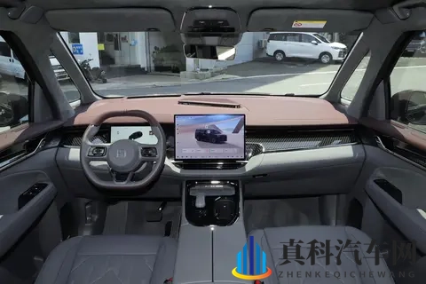 极氪009：明星同款MPV，39秒破百，续航702km，家用够不够？-2
