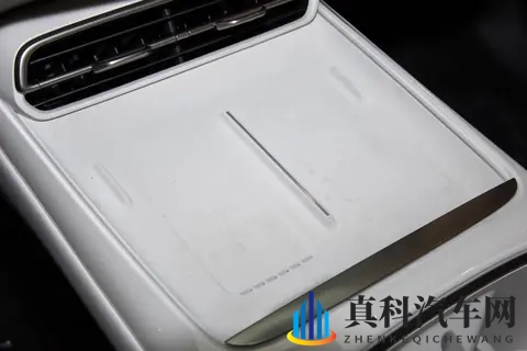 深蓝 L06 560Ultra + 激光版:科技与舒适兼具的中型纯电轿车-3