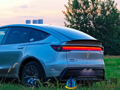 特斯拉 FSD 中国 “破冰”！2026 全面落地，华为比亚迪扛得住吗？-2