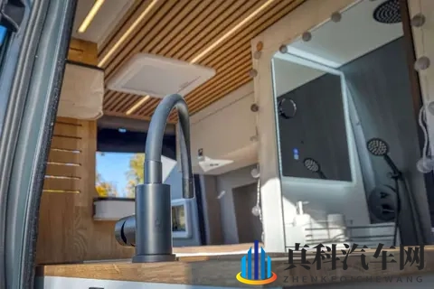 定制车型:可供两人乘坐的奔驰Sprinter 4x4,配备电磁炉和马桶-2
