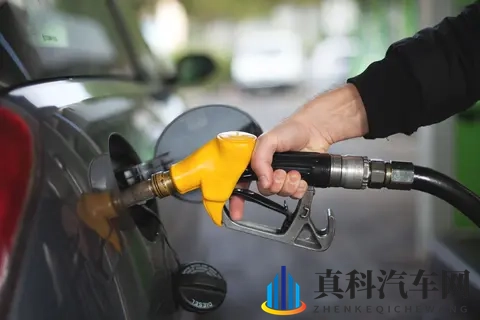 开车去加油一定要当心,不要做这3件事,否则会吃哑巴亏!-3