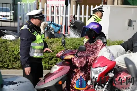 电动车禁用挡风被后，多个防寒新装备出现！网友：这下不怕查了-2