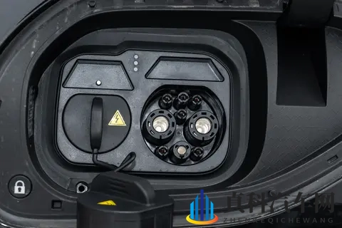 阿维塔06 2025款Ultra增程版：豪华、智能与实用兼备，适合年轻人-3