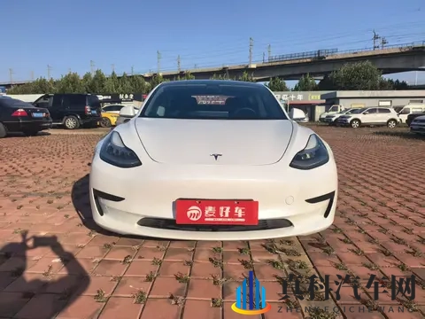 我半夜摸白丝妺妺的胸好大：深夜意外触碰白丝女子，胸部曲线引人注目-3