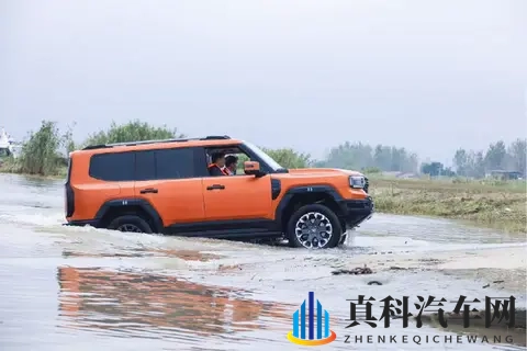 30 万级渡水的方盒子!纵横G700 :馈电油耗 795L,越野家用不纠结-1