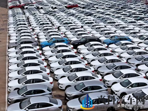 年轻人疯抢“破产车”！7万块提走14万哪吒，是捡漏还是踩坑？-2