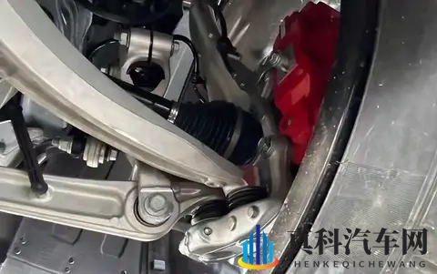 一撞就断！为何新能源车用粗壮的铝合金悬挂，却经常断轴崴脚？-1
