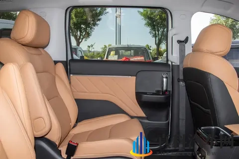 768 万起售，五菱星光730 PHEV，好开又好坐的“真”全能舒享大7座-2