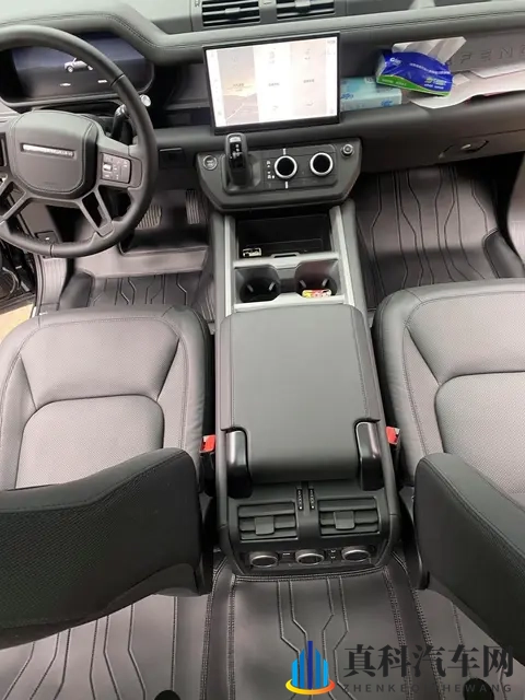 硬派越野与家庭舒适兼得路虎2025款卫士给出新答案-3