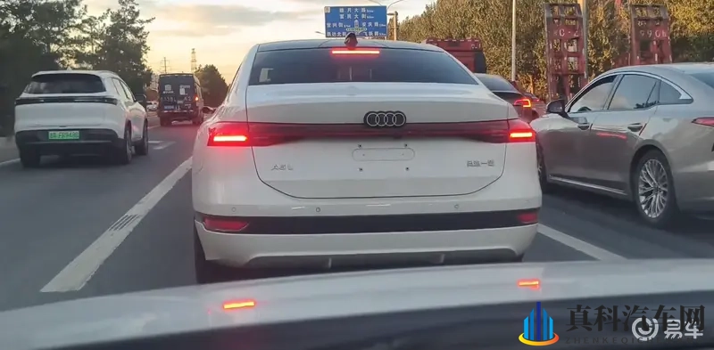 全新国产奥迪A6L无伪实车现身,白色车漆毫无违和感-1