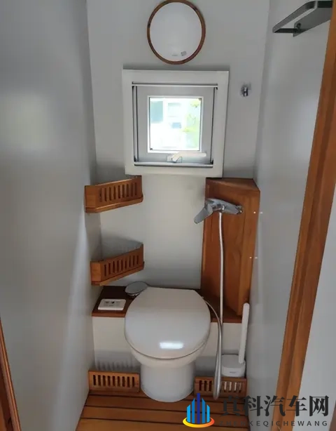 前面越野车,侧面小货车:这台奔驰‘四不像’,凭啥敢卖一百万?-3