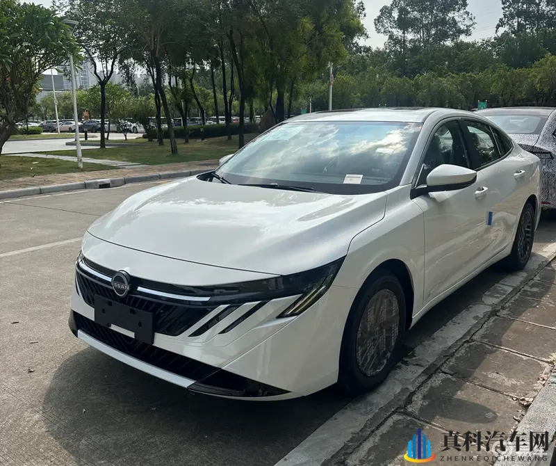 全新一代轩逸实车,尺寸升级+新前脸,配贯穿尾灯+双联屏-1