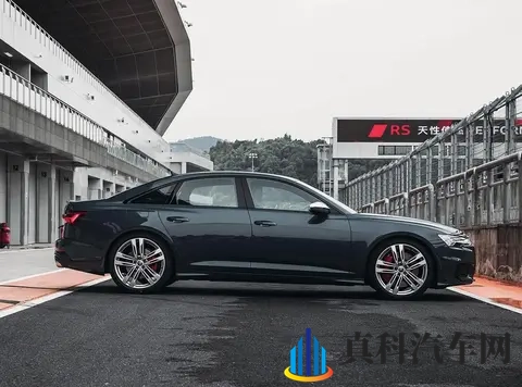 “扮猪吃老虎”，车长4954mm，搭载29升V6发动机，加速47s-1