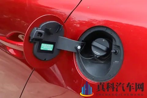 外观年轻操控好，马自达3 昂克赛拉哪一款值得选？全方面试驾分析-3