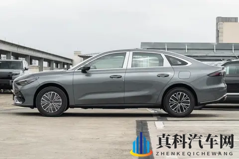 吉利新车上市，限时688万起，油耗28L，标配400V快充！-2