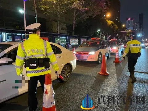 开襟jk做双人运动:时尚座驾,双人驾驶新体验,尽享速度与激情-1