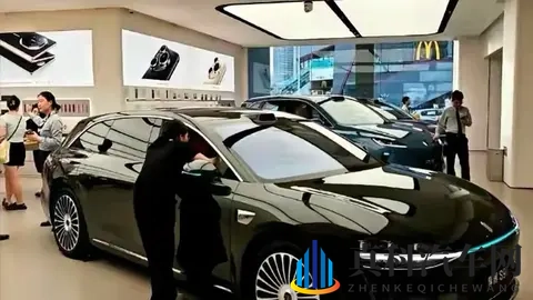 周末逛华为展厅真实一幕：50万的车被抢空，20万的车却无人问津！-1