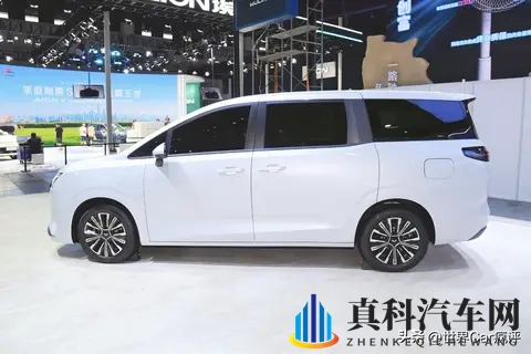五菱推出一款全新MPV,1068万起,车长超49米,续航超1100km!-3