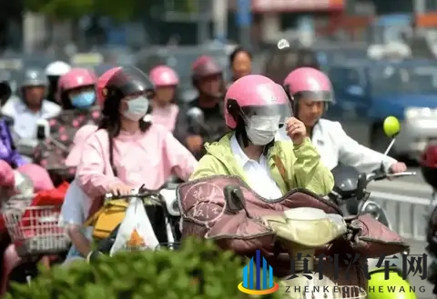 《骑车上路必须戴头盔，你同意吗？》-1