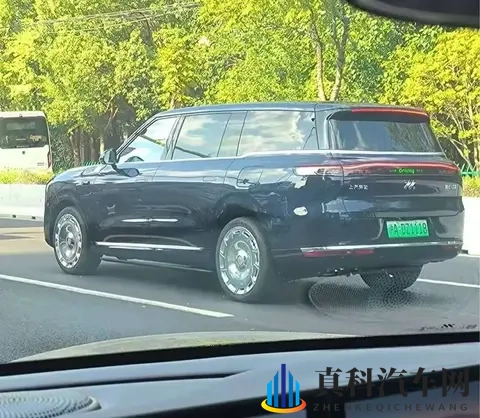 智己LS9实车现身街头，配空气悬架+灵蜥数字底盘，尺寸大过问界M9-2
