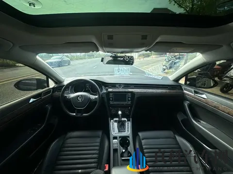 10万多拿下大众迈腾,28万公里一手车况值不值?-1