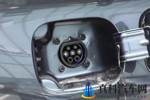 1198 万拿下 230km 续航 + 四驱！蓝电 E5 PLUS 预售疯抢-1