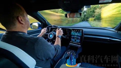 奶爸车?不,驾驶Alpine A390,一辆藏着赛道灵魂的电动猛兽-3