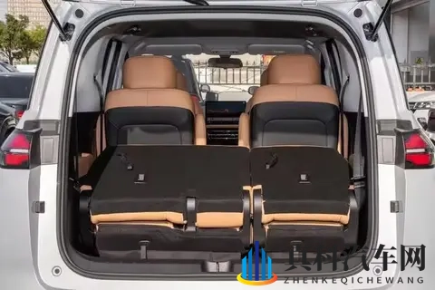 10万级家用MPV新选择！7座大空间+电滑门，家用太香了-3