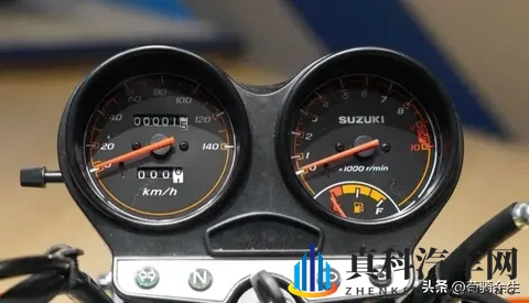 500公里续航+复古造型！铃木酷飚150实测感受，槽点也很明显！-1