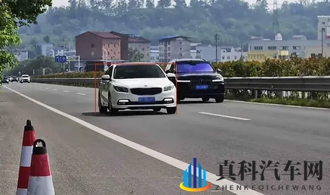 为啥闯红灯都从后面抓拍，超速却从前面抓拍-3