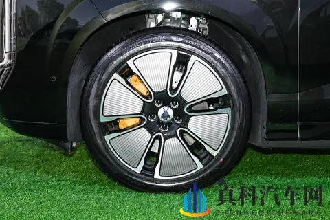 腾势N8L试驾感受:5米2车长,3排大沙发,带娃出行利器-2