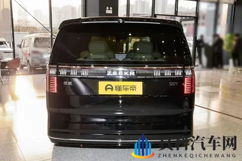 极氪009六座行政版：旗舰MPV的均衡实力与家庭出行新选择-3