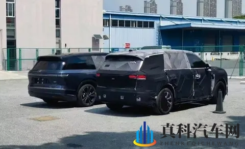 蔚来ES9内饰门板疑似曝光：暗红配色 还有脚踏板-2