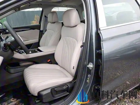 吉利“上硬菜”,688万三厢轿车,亏电油耗28L,买家用车看它-1