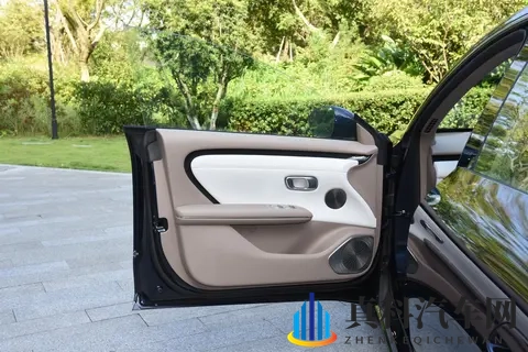 家庭出行的新选择：深度体验长安启源A06-1