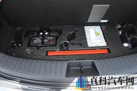 第三代蓝电 E5 PLUS开启预售：230km 续航 + 四驱，家庭出行痛点全解决-3